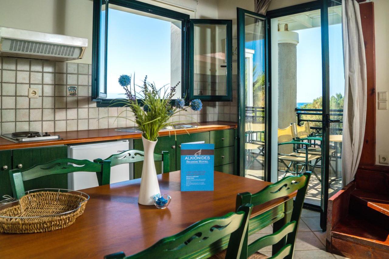 Alkionides Seaside Hotel ปลาเตเนียส ภายนอก รูปภาพ