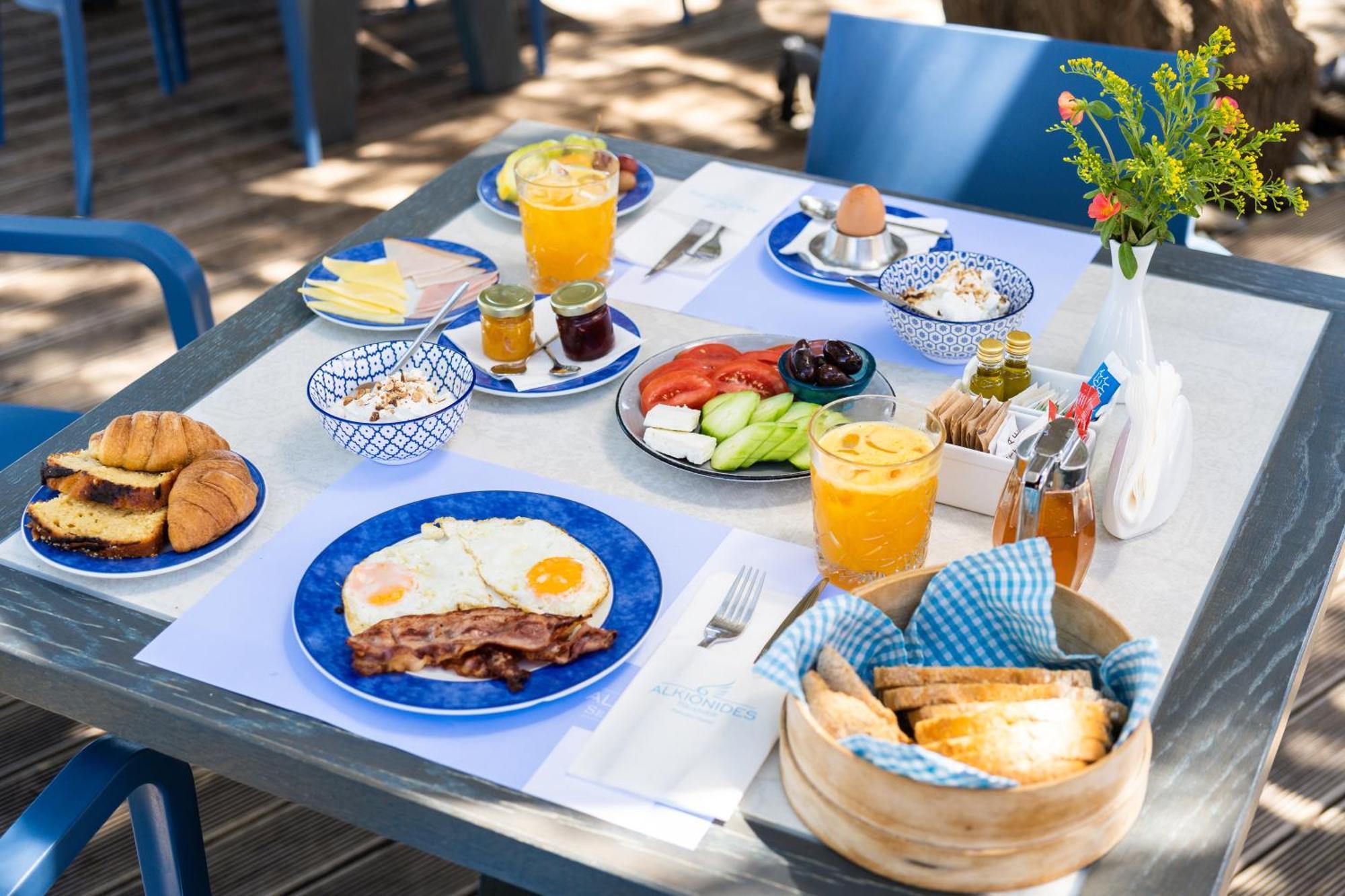 Alkionides Seaside Hotel ปลาเตเนียส ภายนอก รูปภาพ